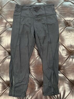 Athleta Black Lightning mesh insert Capri Athletic Leggings